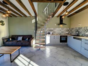 O bucătărie sau chicinetă la Maison tranquille près de Valençay, proche Zoo de Beauval - FR-1-591-713