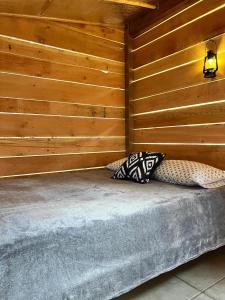 zwei Kissen auf einem Bett in einem Zimmer in der Unterkunft Butterfly Cottage - Glamping in Oliver
