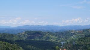 widok na dolinę z rzeką i góry w obiekcie Grace Inn Munnar Homestay w mieście Munnar