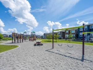ein leerer Spielplatz in einem Park in der Unterkunft Comfortable and Beautiful Brand-New Suite BSMT-Two Bedroom, Two Washrooms in Calgary