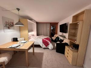 Postel nebo postele na pokoji v ubytování Davos Mountain View Studio 200 m Skilift Parsenn