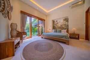 ein Schlafzimmer mit einem Bett und einem großen Teppich in der Unterkunft Villa Lea - 5BR luxury oasis in Seminyak with pool in Kerobokan