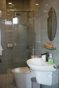 Koupelna v ubytování Mylan Hotel Đà Lạt by HOFs