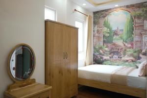 Postel nebo postele na pokoji v ubytování Mylan Hotel Đà Lạt by HOFs