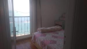 سرير أو أسرّة في غرفة في Panoramic Sea View ZAMZM Flat miami FAMILY ONLY شقة فندقية زمزم بانورما بشاطئ ميامي - الاسكندرية صف اول مباشر علي بحر - عائلات فقط