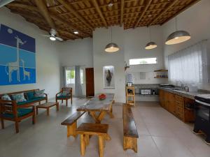 a living room with a table and a kitchen at Casa Lua in Prado
