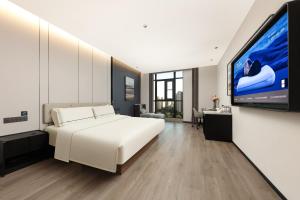 Rúm í herbergi á Atour Hotel Wuxi Taikeyuan Zhenze Road