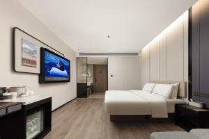 Rúm í herbergi á Atour Hotel Wuxi Taikeyuan Zhenze Road