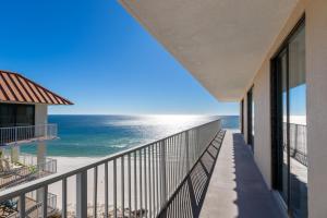 un balcón con vista al mar en Bluewater 1501, en Orange Beach