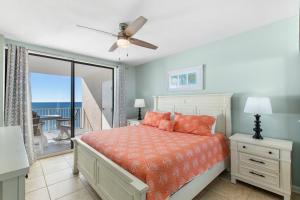 Un dormitorio con una cama y un balcón con vista al mar. en Bluewater 1501, en Orange Beach