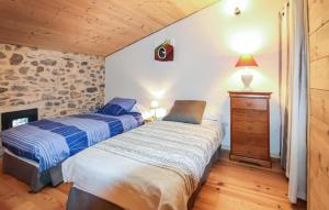 RochessauveにあるBeautiful Home In Rochessauve With Wifiのベッドルーム(ベッド1台、ドレッサー、ランプ付)