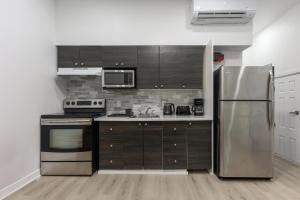 Nhà bếp/bếp nhỏ tại Three bedroom chic condo downtown Montreal