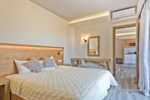 Postel nebo postele na pokoji v ubytování Thalassa Suites