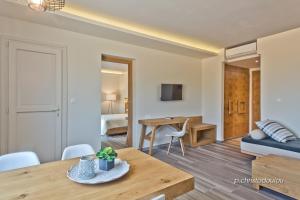 TV a/nebo společenská místnost v ubytování Thalassa Suites