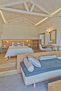 Postel nebo postele na pokoji v ubytování Thalassa Suites