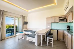 Kuchyň nebo kuchyňský kout v ubytování Thalassa Suites