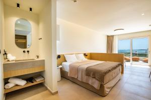 Postel nebo postele na pokoji v ubytování Thalassa Suites