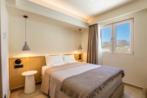 Postel nebo postele na pokoji v ubytování Thalassa Suites