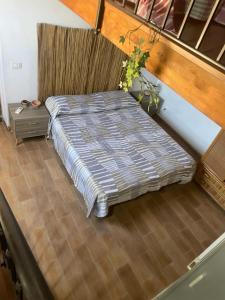 ein Bett auf dem Boden in einem Zimmer in der Unterkunft Charming House in Vittoria in Vittoria