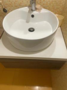 ein weißes Waschbecken auf einer Theke im Bad in der Unterkunft Charming House in Vittoria in Vittoria + 19 Fotos