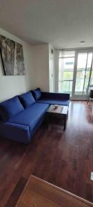 Χώρος καθιστικού στο Luxury Downtown Condo with CN tower views, Pool Access, Gym,Free Parking upon request at booking, accommodates 4 +13 φωτογραφίες