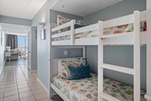 Katil atau katil-katil dalam bilik di Just Updated - Beachfront Ocean view, 19th Floor