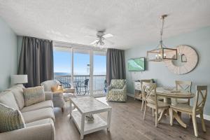 Ruang duduk di Just Updated - Beachfront Ocean view, 19th Floor