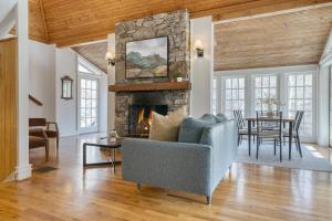 Χώρος καθιστικού στο Hamersmith Hollow Retreat by AvantStay Mountain Views