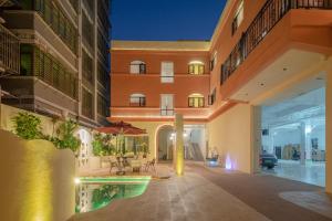 Bazén v ubytování JOURNEY Hotel nebo v jeho okolí