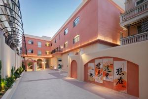 潮州州里设计美宿(潮州古城牌坊街店)的建筑物前的空荡街道