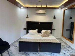 The Charming Nights客房内的一张或多张床位