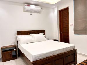 Postel nebo postele na pokoji v ubytování Kandy Breeze City Hotel