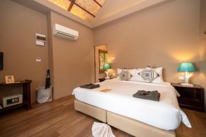 Postel nebo postele na pokoji v ubytování Tolani Resort Koh Kood