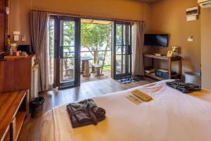 Postel nebo postele na pokoji v ubytování Tolani Resort Koh Kood
