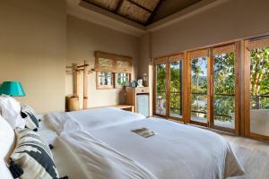 Postel nebo postele na pokoji v ubytování Tolani Resort Koh Kood