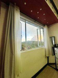 ventana en una habitación con vistas en Your Home Near Tourist Spots, en Baguio