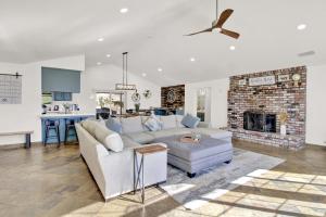 ein Wohnzimmer mit Couch und Kamin in der Unterkunft Villa near Yosemite & bass lake w/Hot Tub/EVcharge in Oakhurst