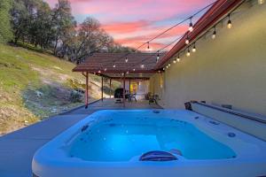 einen Whirlpool an der Seite eines Hauses in der Unterkunft Villa near Yosemite & bass lake w/Hot Tub/EVcharge in Oakhurst