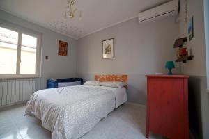 1 dormitorio con 1 cama y vestidor rojo en Casette Bianche, en Casalbordino