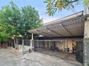 Φωτογραφία από το άλμπουμ του Hasana Guest House Syariah near Royal Plaza RedPartner στη Σουραμπάγια