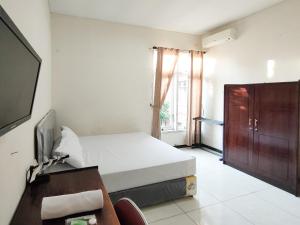 Μια τηλεόραση ή/και κέντρο ψυχαγωγίας στο Hasana Guest House Syariah near Royal Plaza RedPartner