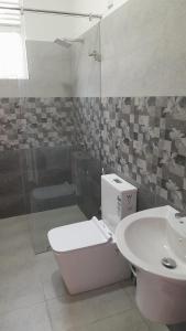 Ένα μπάνιο στο Priyalanka Apartments