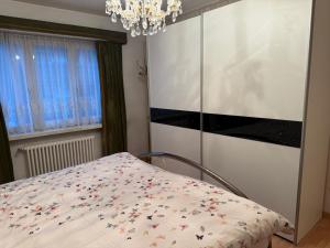Postel nebo postele na pokoji v ubytování Moderne Ferienwohnung Lenzerheide mit Aussicht