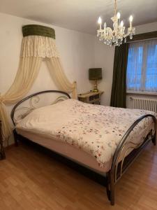 Postel nebo postele na pokoji v ubytování Moderne Ferienwohnung Lenzerheide mit Aussicht