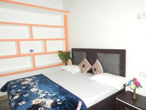 a bedroom with a bed and a window at Awadh Paying Homestay in Ayodhya