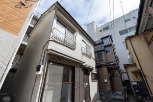 un edificio con un balcone sul lato di 一棟貸切宿, HARMONIA東京小岩 6名max,wifi有,秋葉原16分新宿33分,ディズニー電車48分, 駐車場ありません a Tokyo