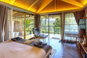 Postel nebo postele na pokoji v ubytování Tolani Resort Koh Kood