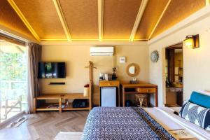 TV a/nebo společenská místnost v ubytování Tolani Resort Koh Kood