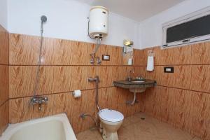 un bagno con un water e un lavandino di Hotel Ishaan a Manāli