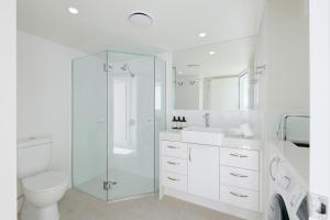 Uma casa de banho em Sandbox Mooloolaba Beach